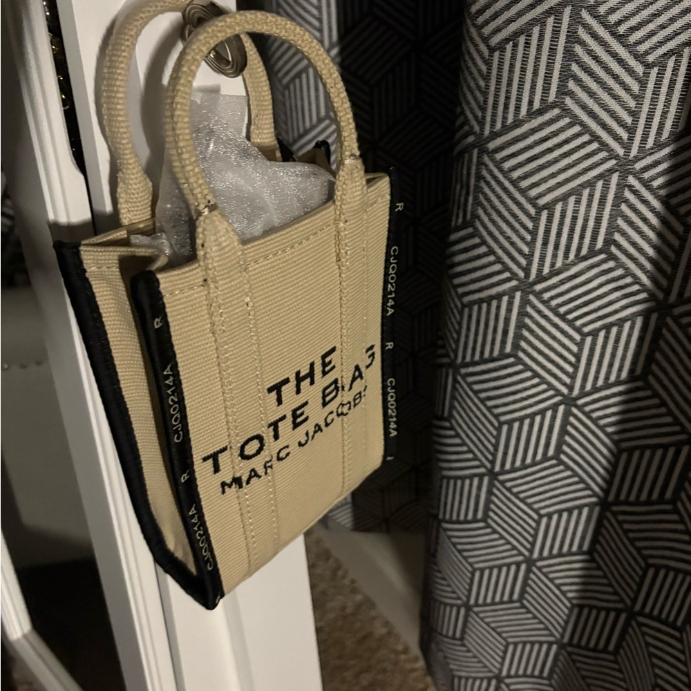 Marc Jacobs Black and Cream Tote Bag - Picture 3 of 4